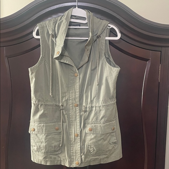 Sleeveless Olive Green Utility Vest - Picture 1 of 2